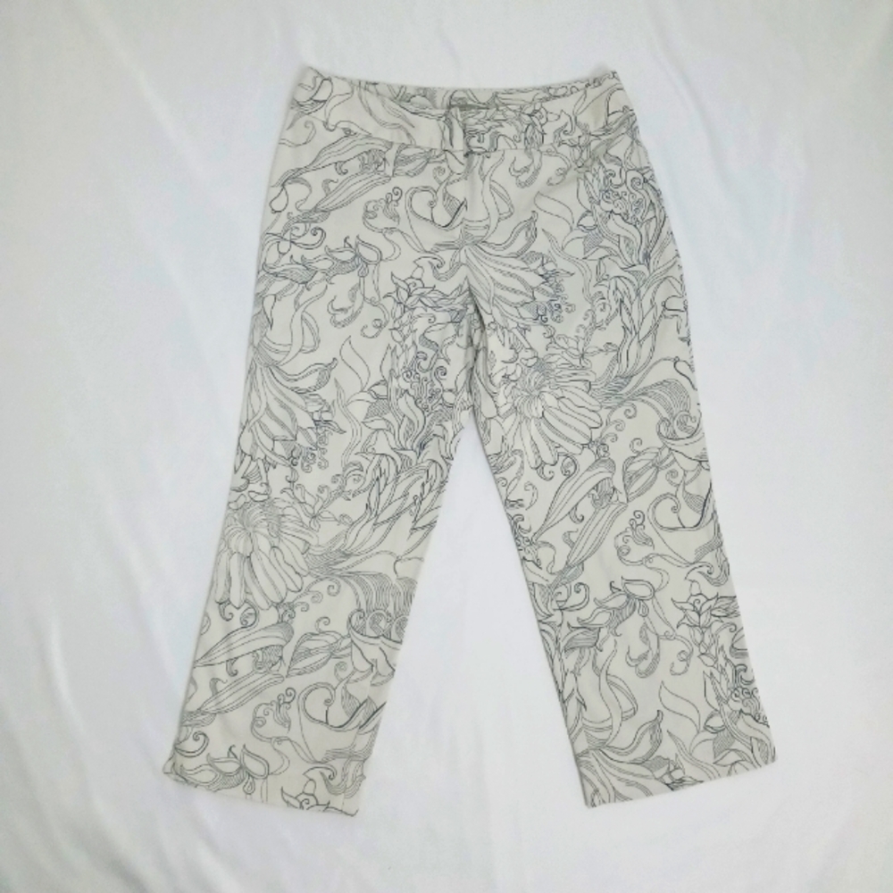 Deane & White Off White & Grey Floral  Outline Print Capris.